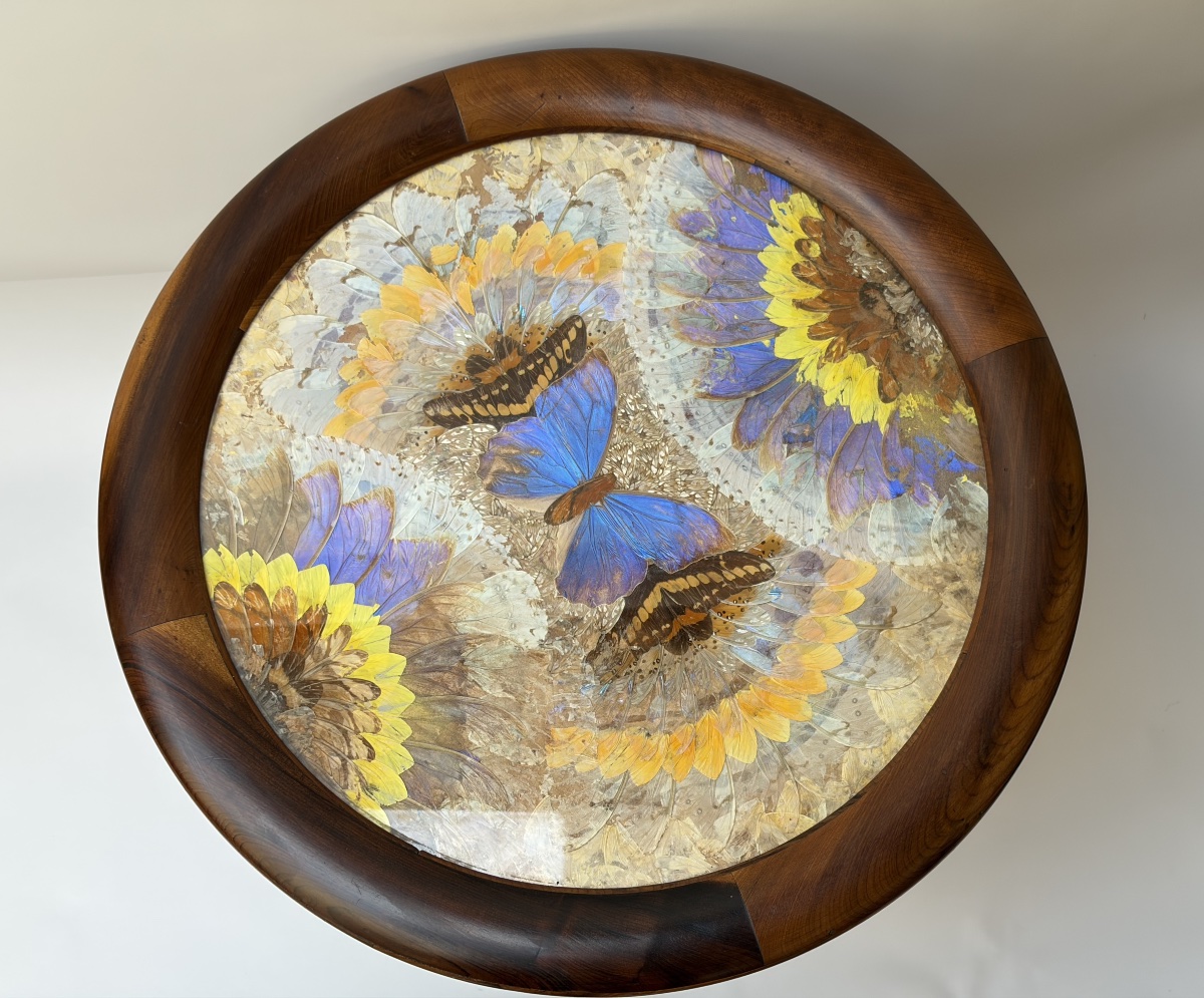 GUERIDON ROND EN BOIS EXOTIQUE A DECOR DE PAPILLONS, TRAVAIL BRESILIEN, XXᵉ SIECLE-photo-2