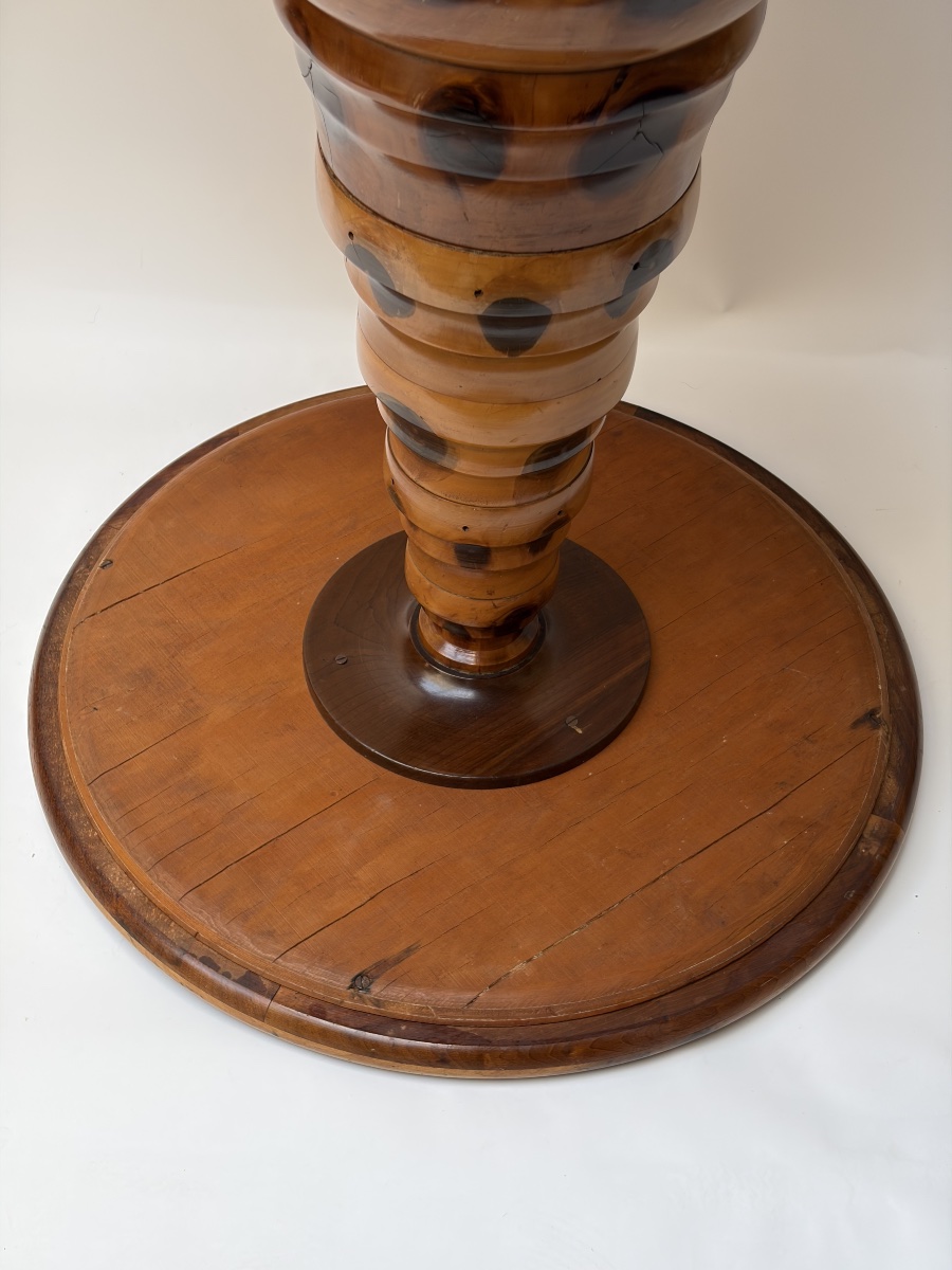 GUERIDON ROND EN BOIS EXOTIQUE A DECOR DE PAPILLONS, TRAVAIL BRESILIEN, XXᵉ SIECLE-photo-4