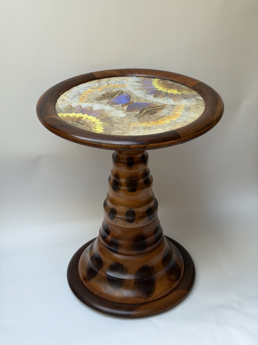 GUERIDON ROND EN BOIS EXOTIQUE A DECOR DE PAPILLONS, TRAVAIL BRESILIEN, XXᵉ SIECLE