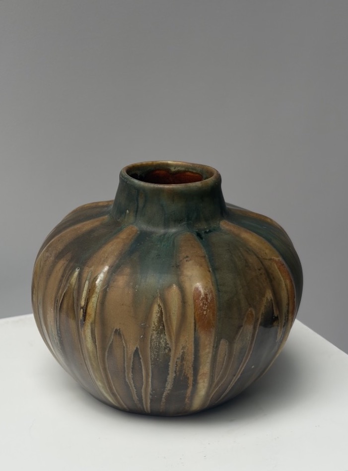 GILBERT MÉTÉNIER, VASE GODRONNÉ EN GRÈS ÉMAILLÉ
