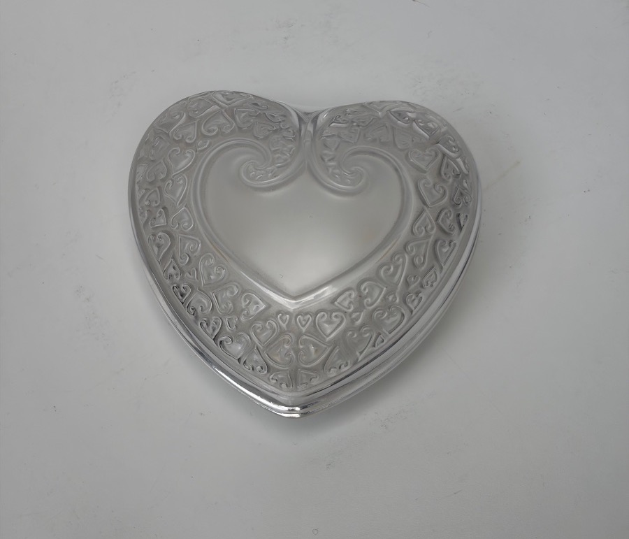 LALIQUE FRANCE, BOITE A BIJOUX EN CRISTAL MOULE