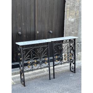 PAIRE DE CACHES RADIATEUR EN FER FORGE, DESSUS EN MARBRE BLANC