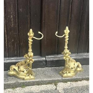 PAIRE DE CHENETS DE STYLE LOUIS XV EN RONZE, XIXe SIECLE