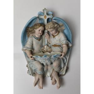 GRAND BÉNITIER EN BISCUIT POLYCHROME, TRAVAIL FRANCAIS VERS 1900