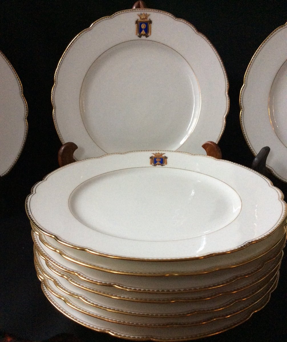 12 Assiettes Plates En Porcelaine Avec  Blason Et Couronne Marquis de Fleberge XIXème Siècle 