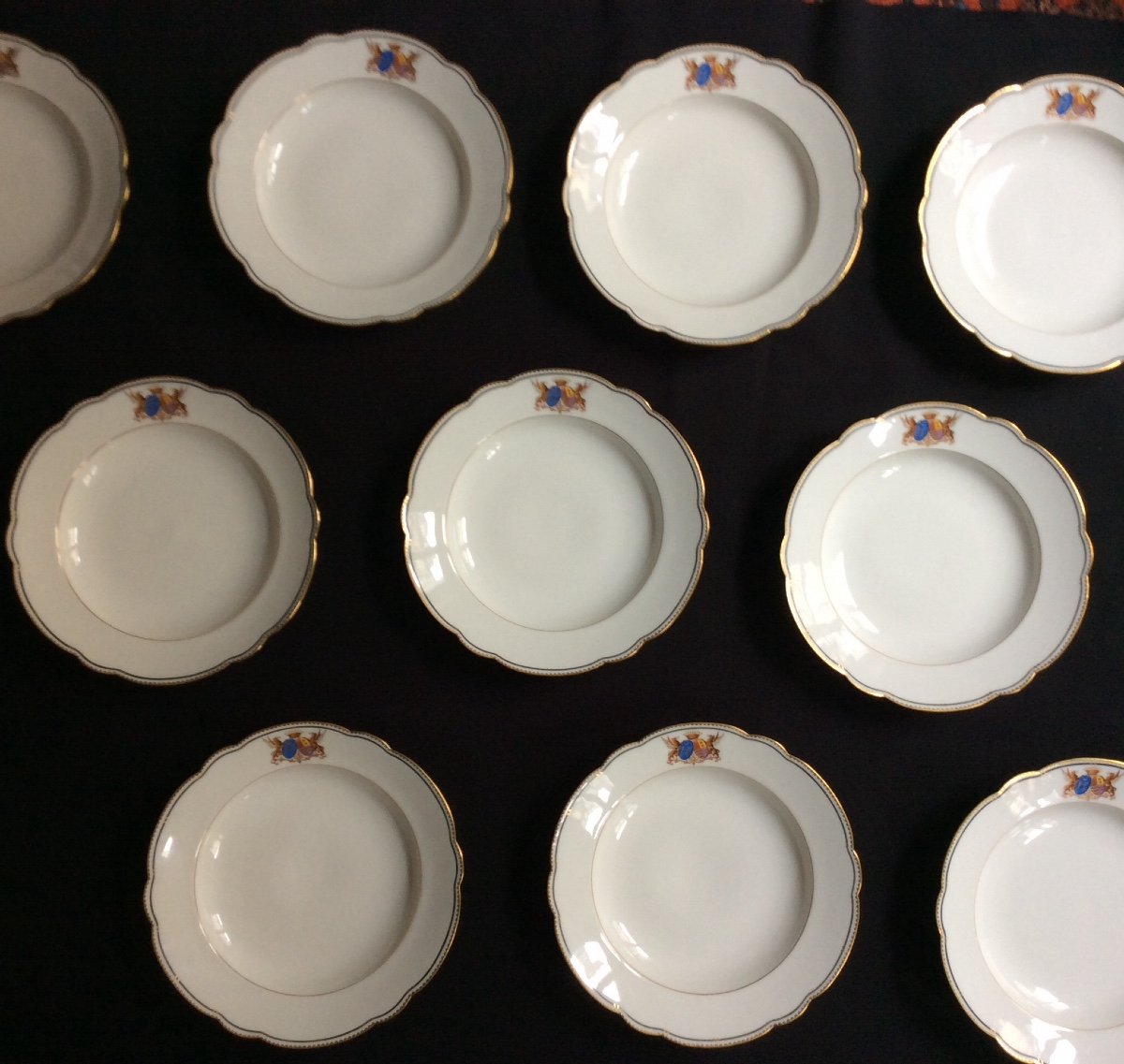 10 Assiettes Creuses En Porcelaine Blason Et Couronne XIXème Siècle 
