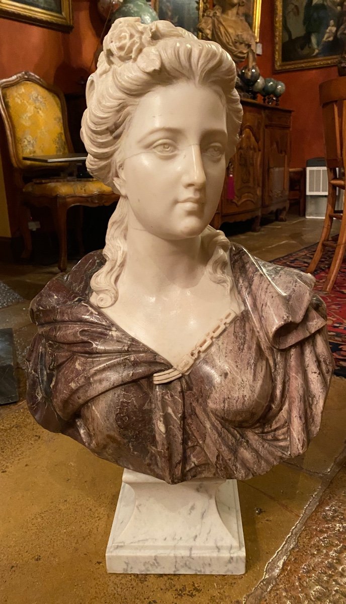Grand Buste De Femme en marbre Dans L’esprit Du XVIII Eme Siècle 