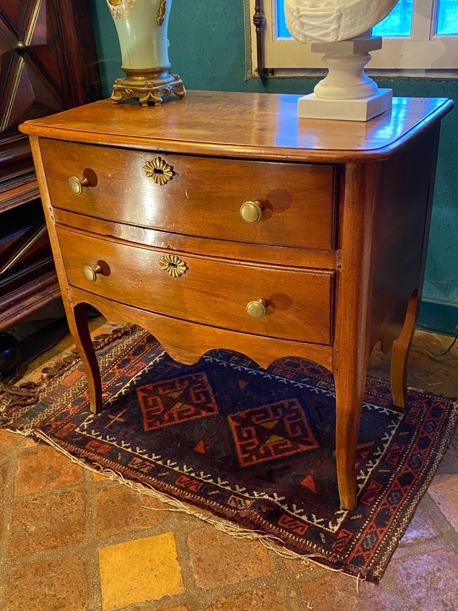 Petite Commode Sauteuse En Noyer Du Dauphiné, XVIII Eme Siècle 