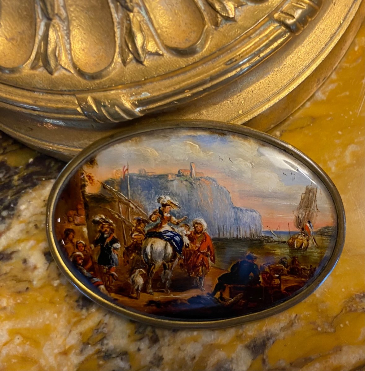 Charming Oval Miniature On Glass From The Beginning Of The 19th Century Representing A Horsewoman In Sidesaddle Near A Man In A Turban In A Lively Port Scene.-photo-2