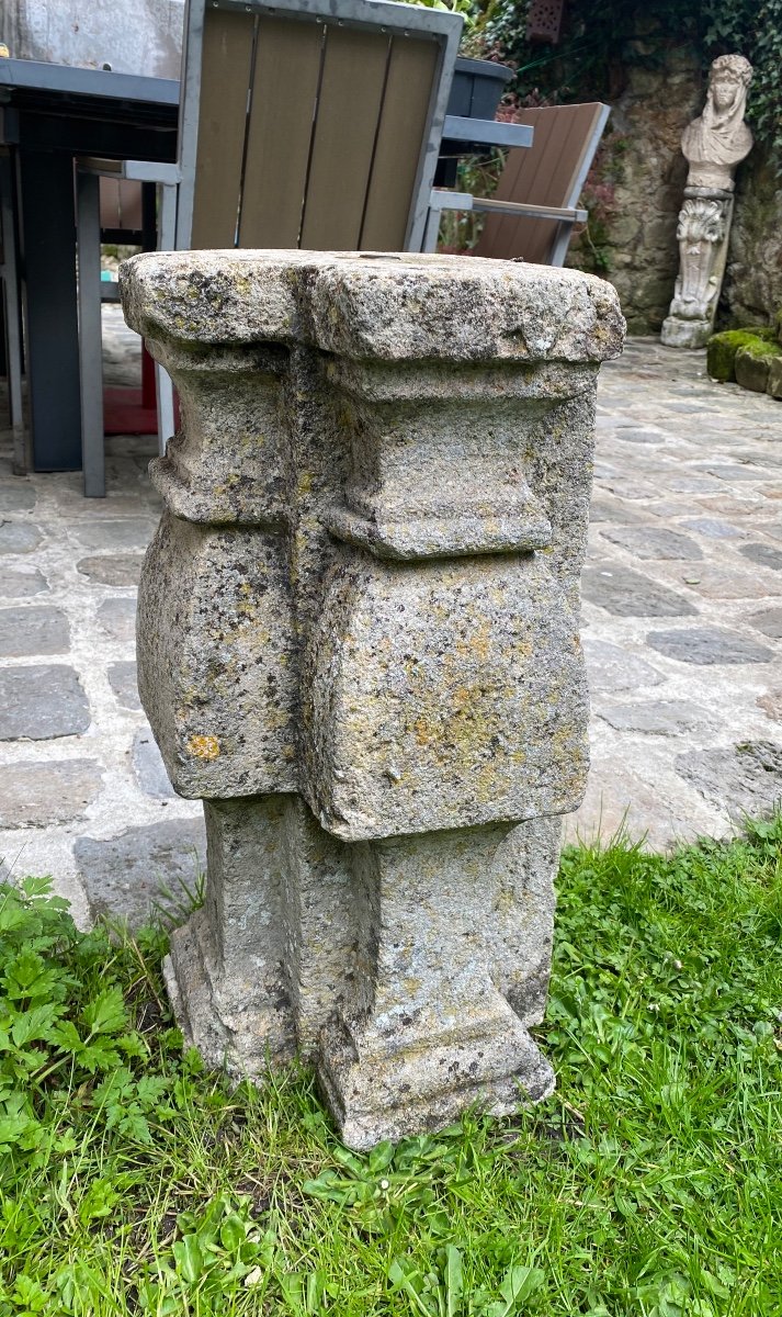 Piédestal En Pierre Sculptée XVIII Eme Siècle , Pour Cadran Solaire 