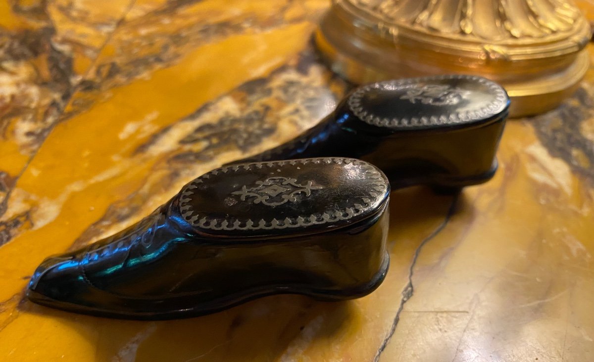 Minuscula, Rare Pair Of Shoes In Blackened Wood Forming Snuff Boxes Early XIX Eme Century-photo-8