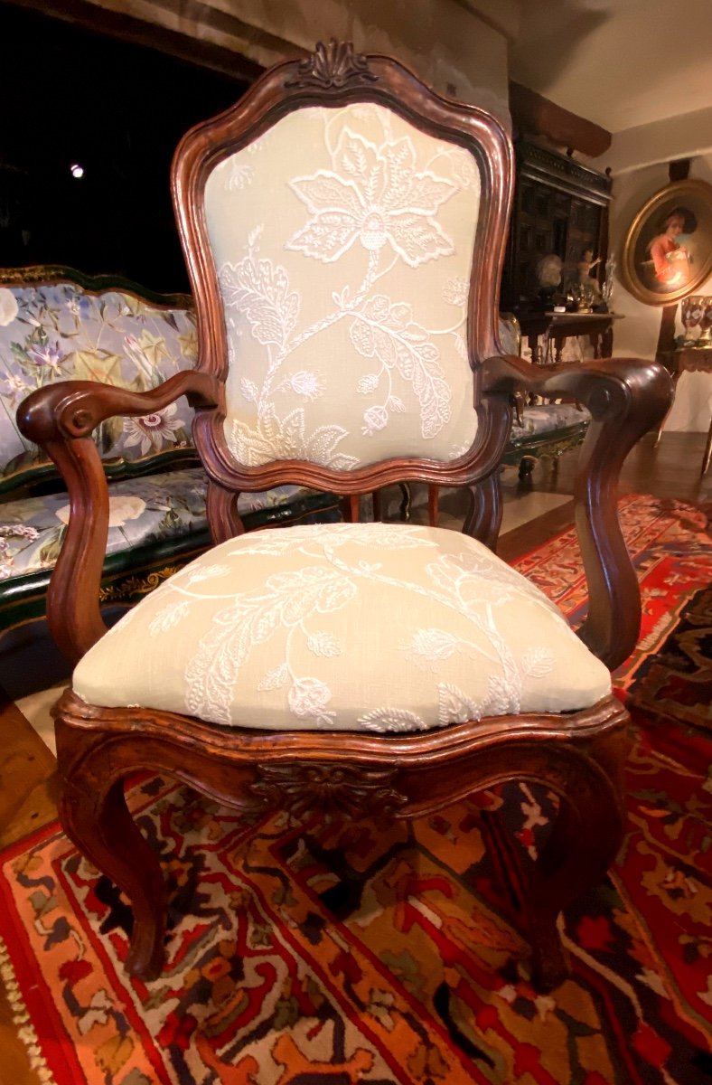 Fauteuil à Châssis En Noyer Du XVIII Eme Siècle 