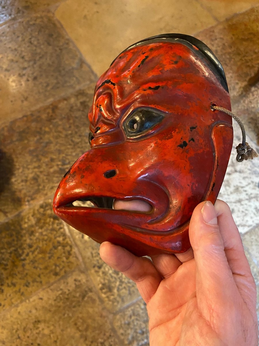 Japan Meiji Era, Large Garuda Mask In Red And Black Lacquer-photo-2
