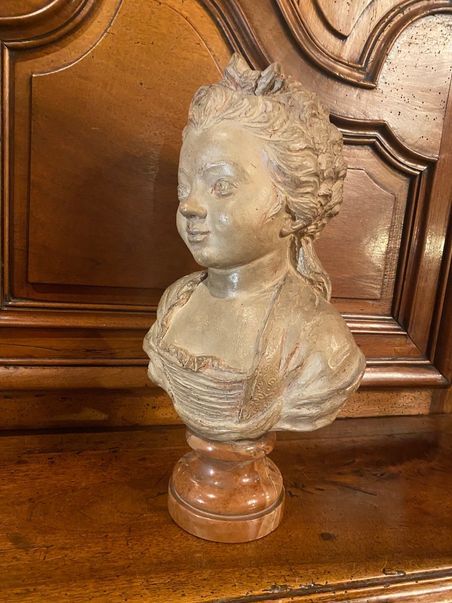 Charmant Buste De Jeune Fille En Terre Cuite Dans Le Goût Du XVIII Eme Siècle -photo-4