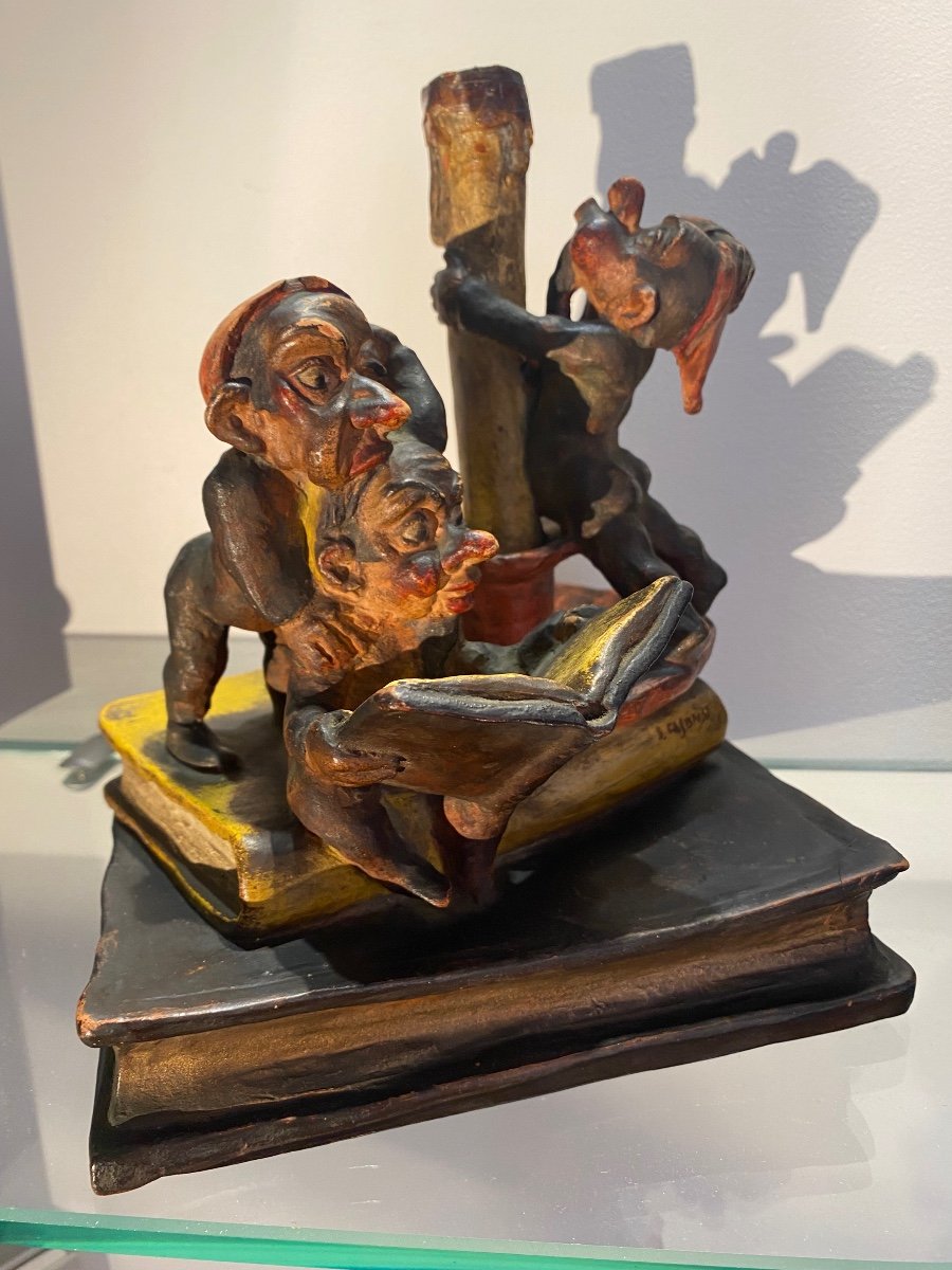 Amusante Terre Cuite Aux Trois Gnomes Lisant Sur Des Livres-photo-1