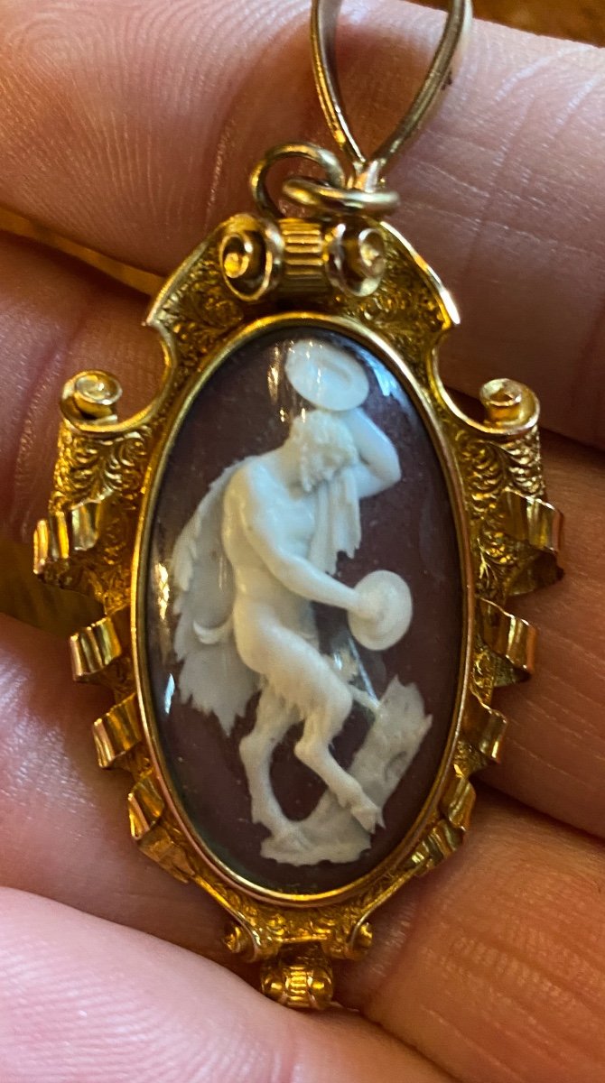 Satyr With Cymbals, Cameo On Shell In High Relief In A Gold Pendant, 19th Century
