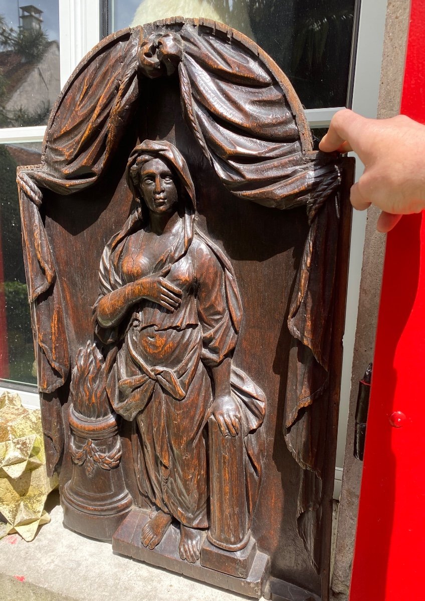 Grande Vestale En Haut Relief En Chêne Fin Du XVII Eme Siècle 