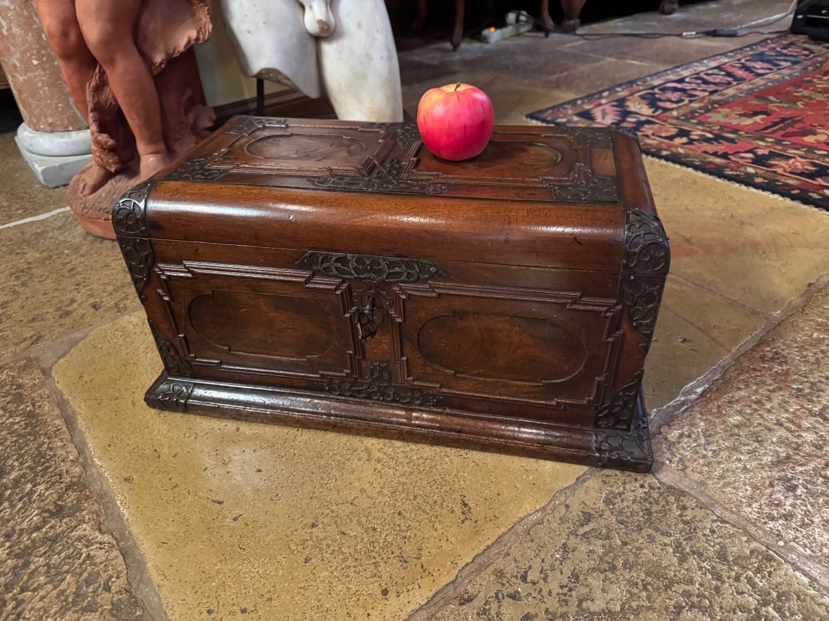 Alsatian Or German Chest, 17th Century In Walnut-photo-2