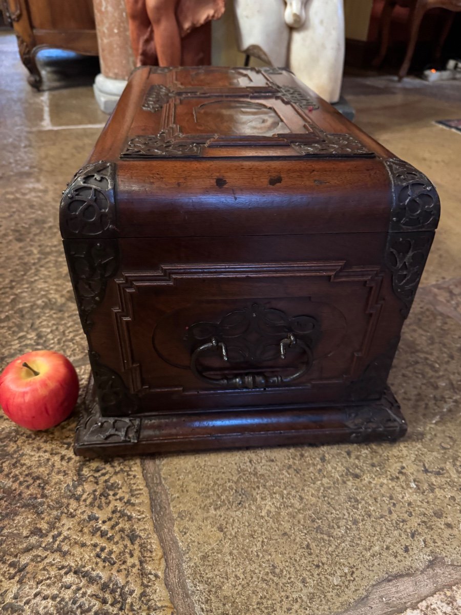 Alsatian Or German Chest, 17th Century In Walnut-photo-4