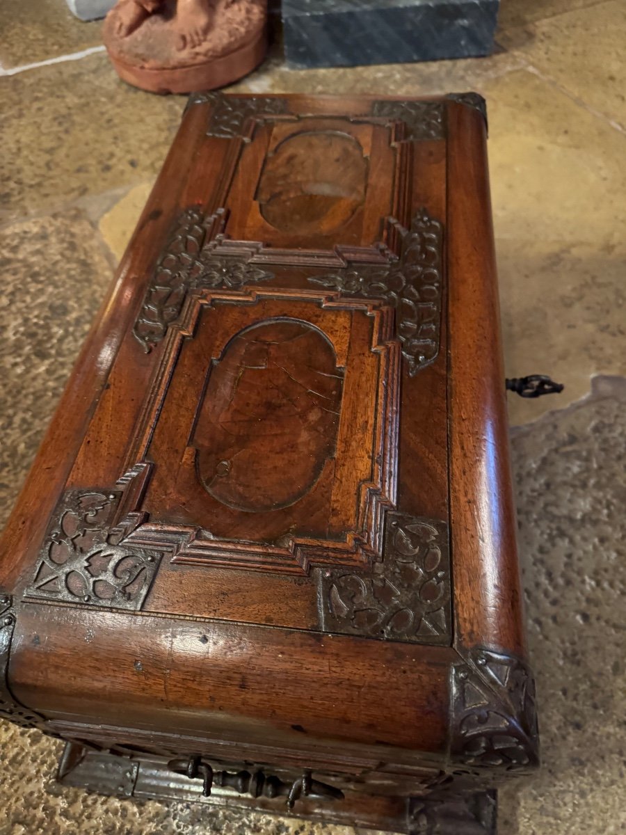 Alsatian Or German Chest, 17th Century In Walnut-photo-5
