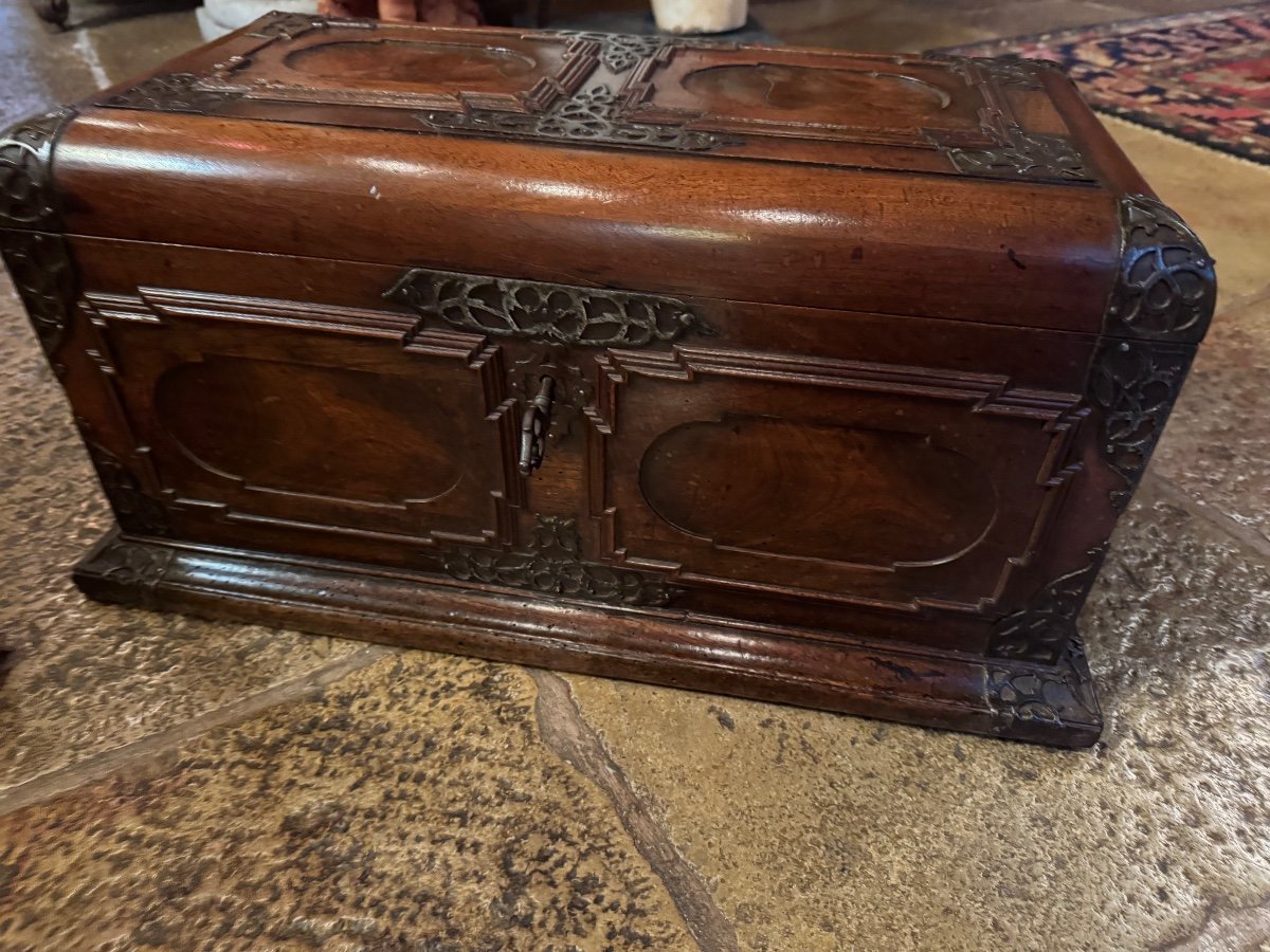 Alsatian Or German Chest, 17th Century In Walnut-photo-7