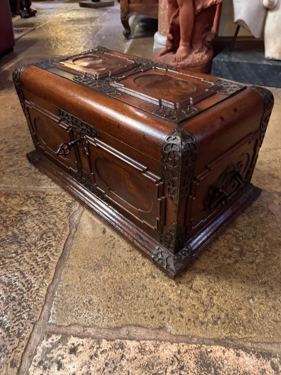 Alsatian Or German Chest, 17th Century In Walnut-photo-8