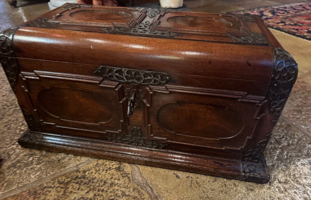 Alsatian Or German Chest, 17th Century In Walnut