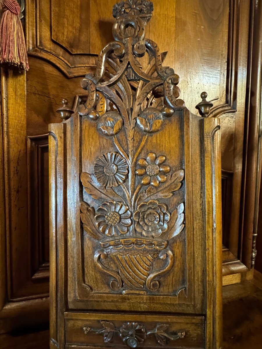 Large Walnut Fariniero, Carved Lace, Early 19th Century -photo-1