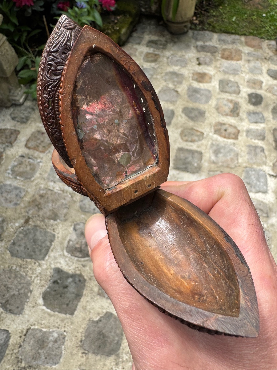 Navette à épices Sculptée De Personnages, Corozo, XIX Eme Siècle -photo-1