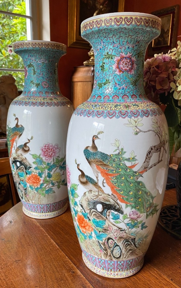Grande Paire De Vases En Porcelaine De Chine, Famille Rose, XX Eme Siècle