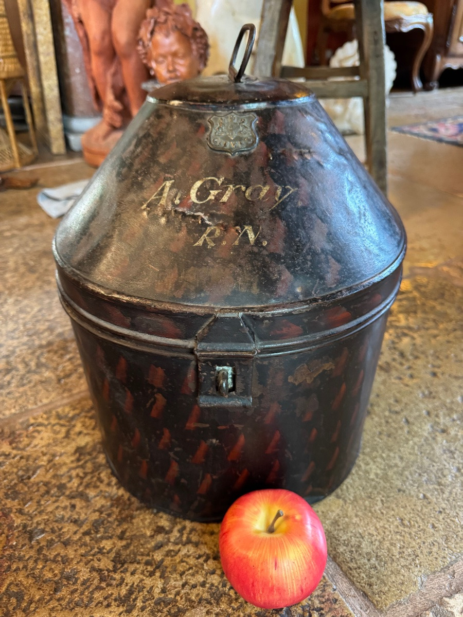 Large English Hat Box In Painted Sheet Metal, Late 19th Century -photo-3