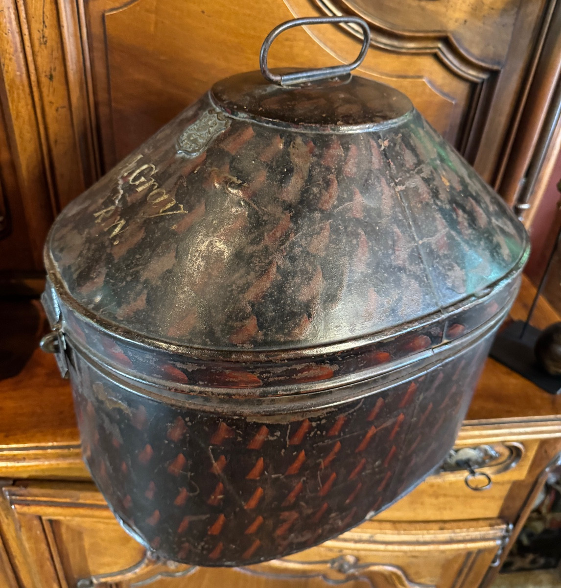 Large English Hat Box In Painted Sheet Metal, Late 19th Century 