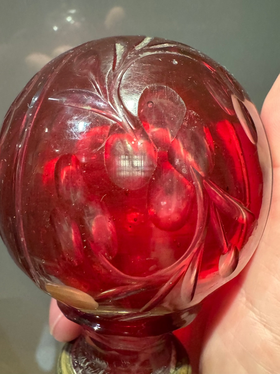 Boule d’escalier en verre rouge rubis à décor floral.-photo-2