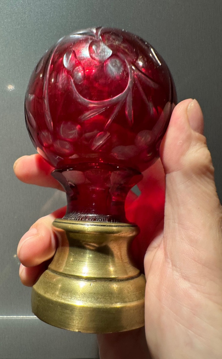 Boule d’escalier en verre rouge rubis à décor floral.-photo-7