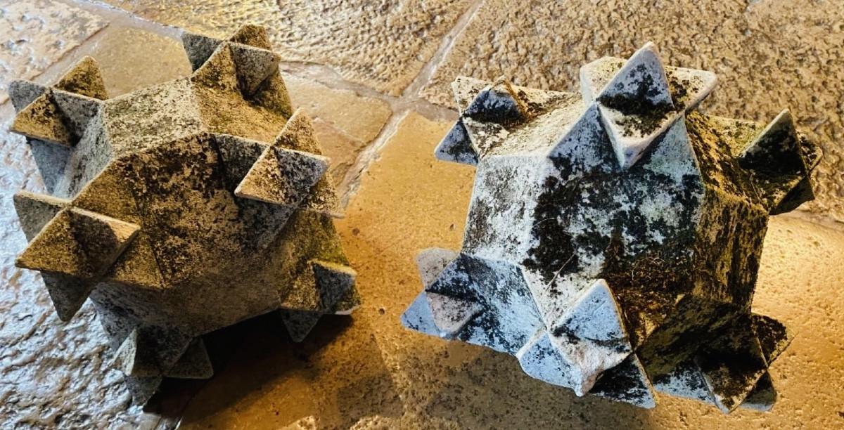 Paire De Pierres De Sorcellerie Du XIX Eme Siècle