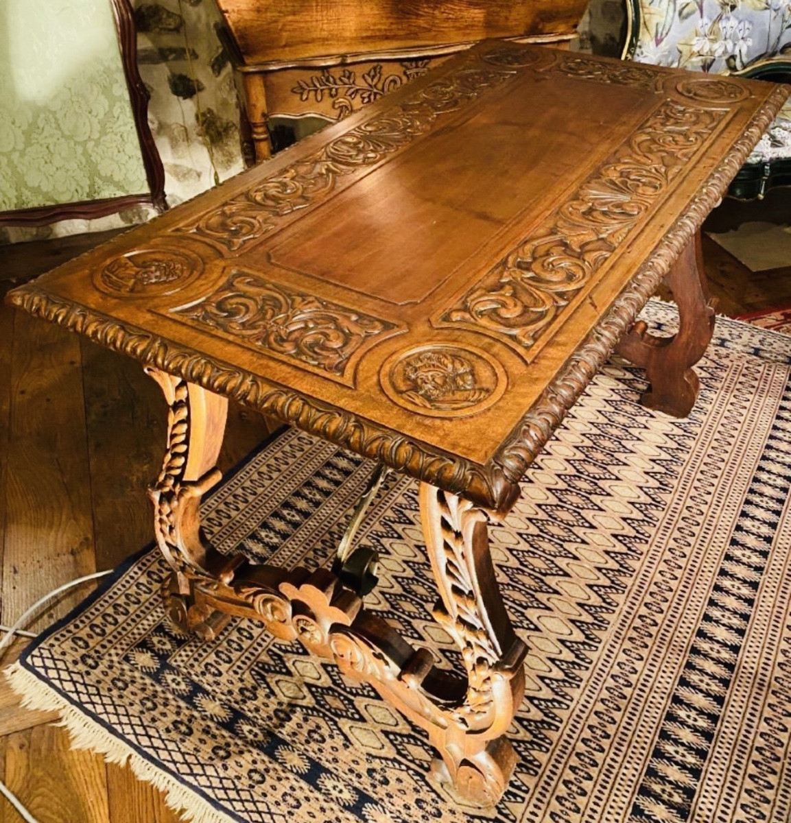 Grande table bureau sculptée en noyer de style renaissance formant bureau -photo-2