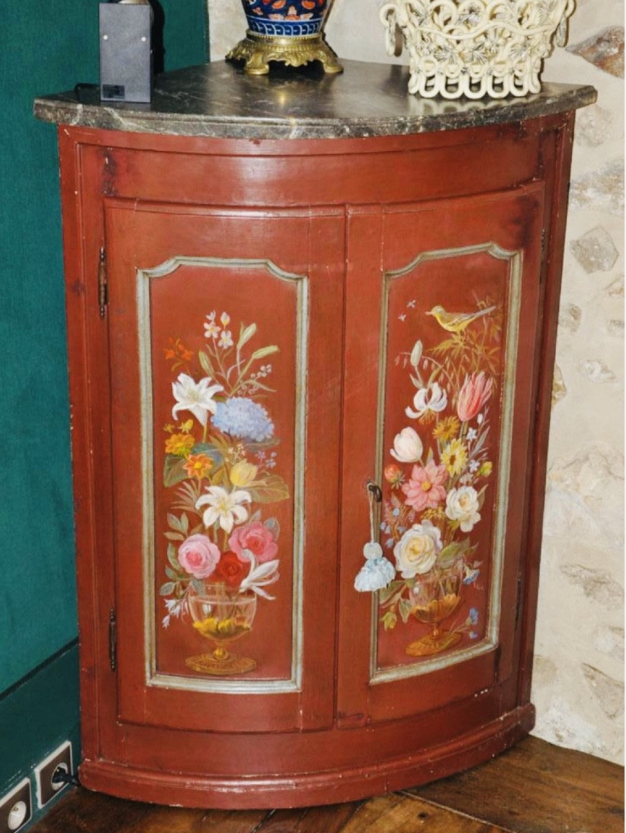 Encoignure galbée du XVIII eme siècle peinte.-photo-1