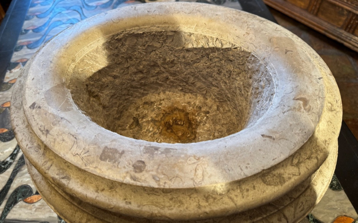 Imposing 18th Century Oval Marble Stone Cooler With Fossils -photo-8