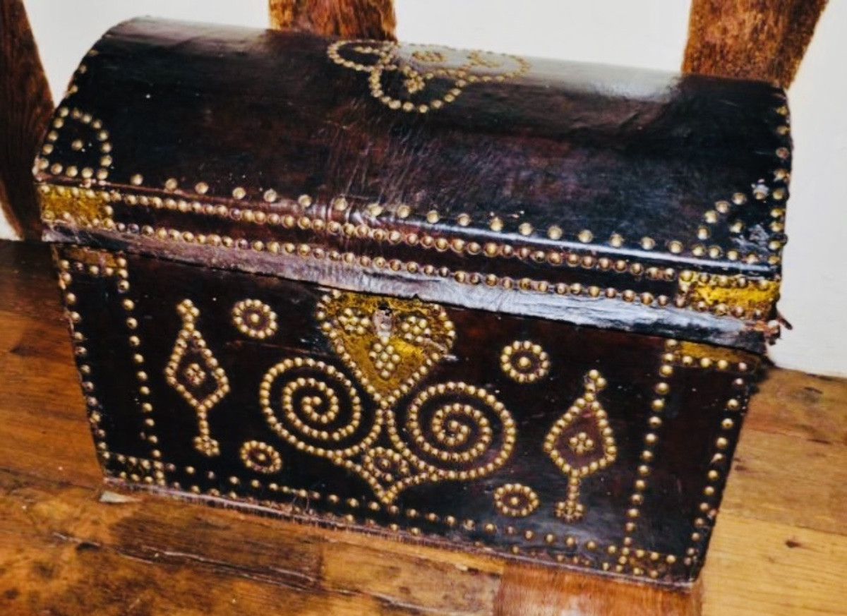 Charming Domed Leather Studded Chest From The 18th Century-photo-3