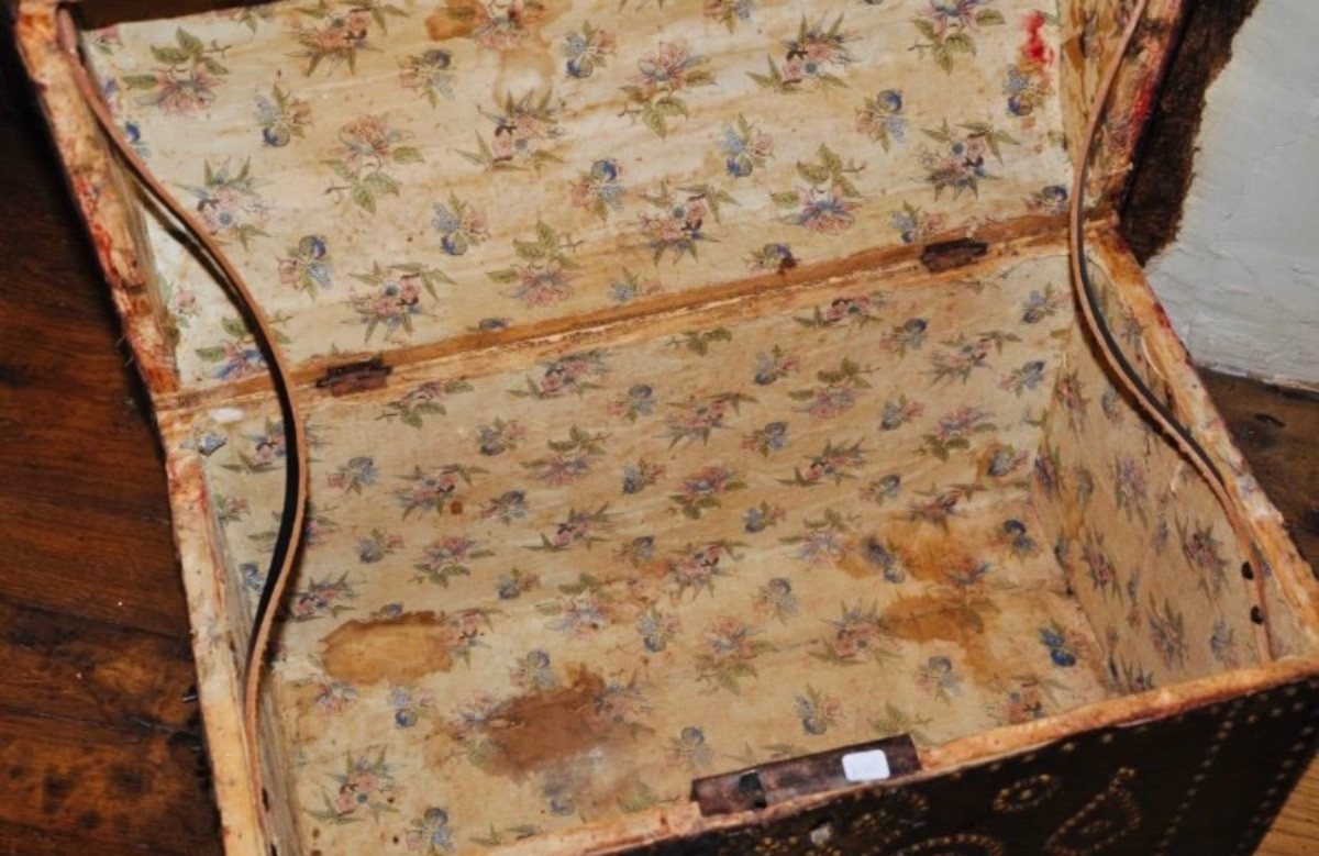 Charming Domed Leather Studded Chest From The 18th Century-photo-1