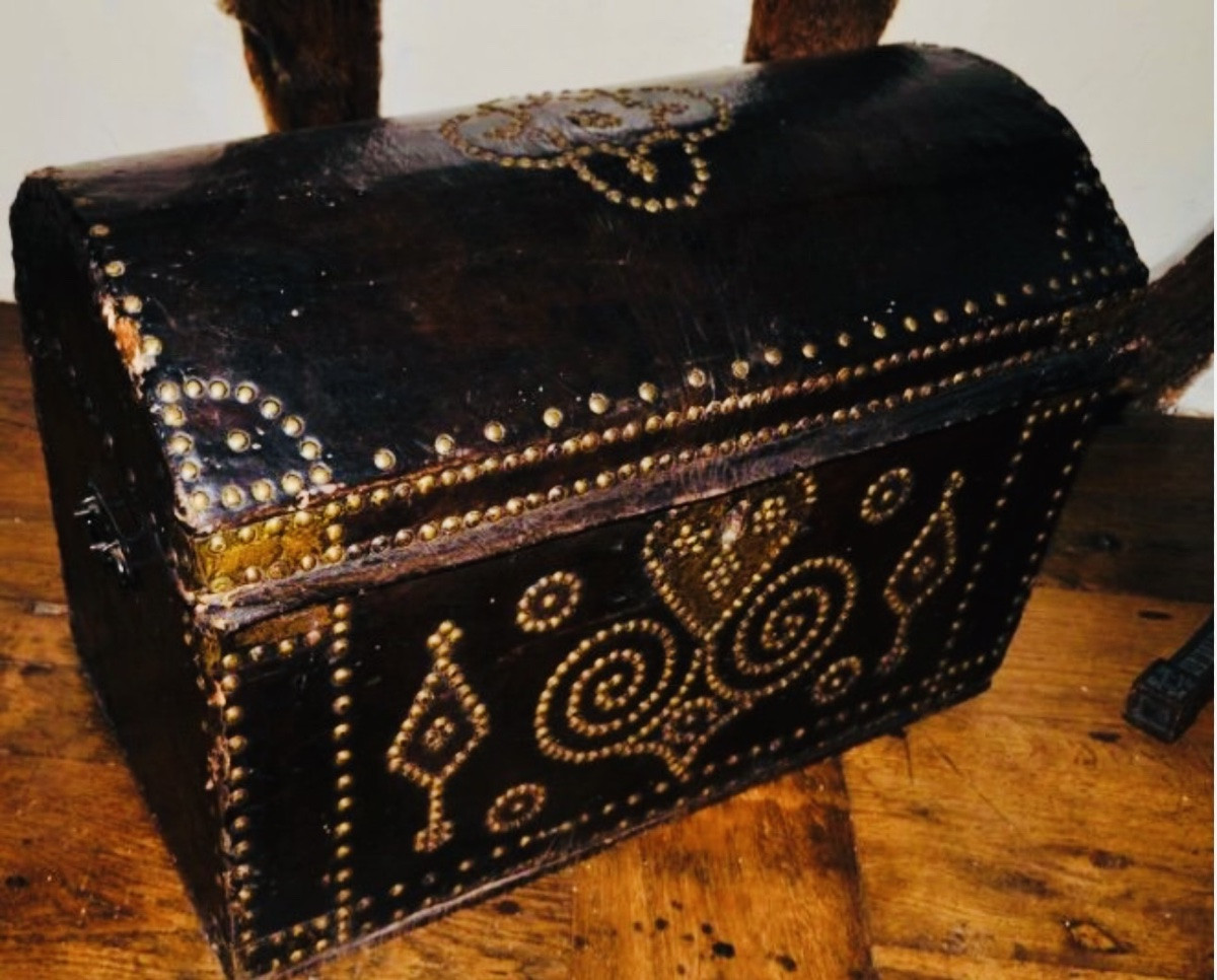 Charming Domed Leather Studded Chest From The 18th Century-photo-3