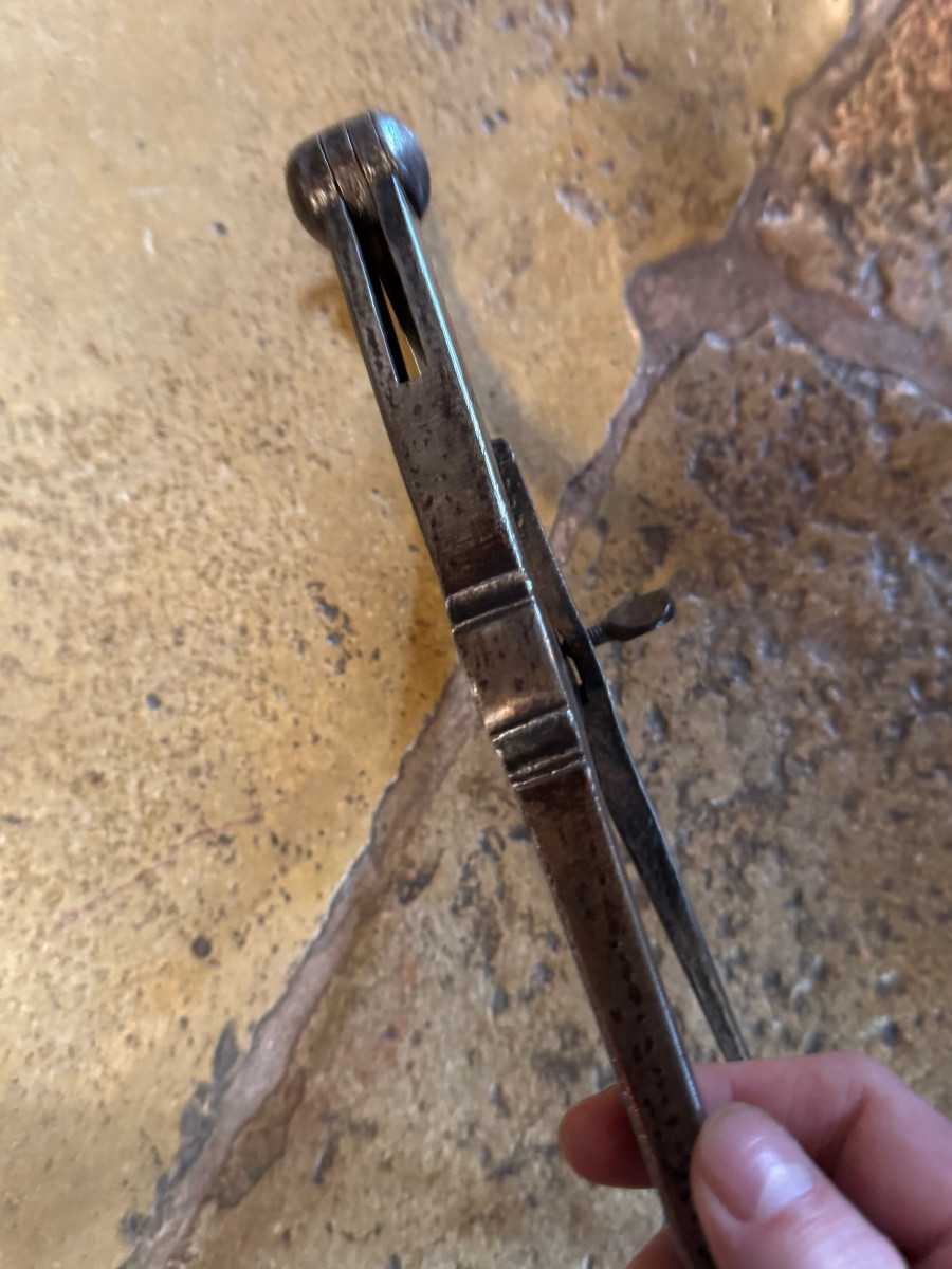 Grand compas d’arpenteur du XVII eme siècle en fer forgé -photo-5