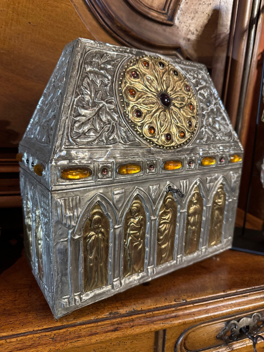 Large Troubadour-style Neo-gothic Casket -photo-3