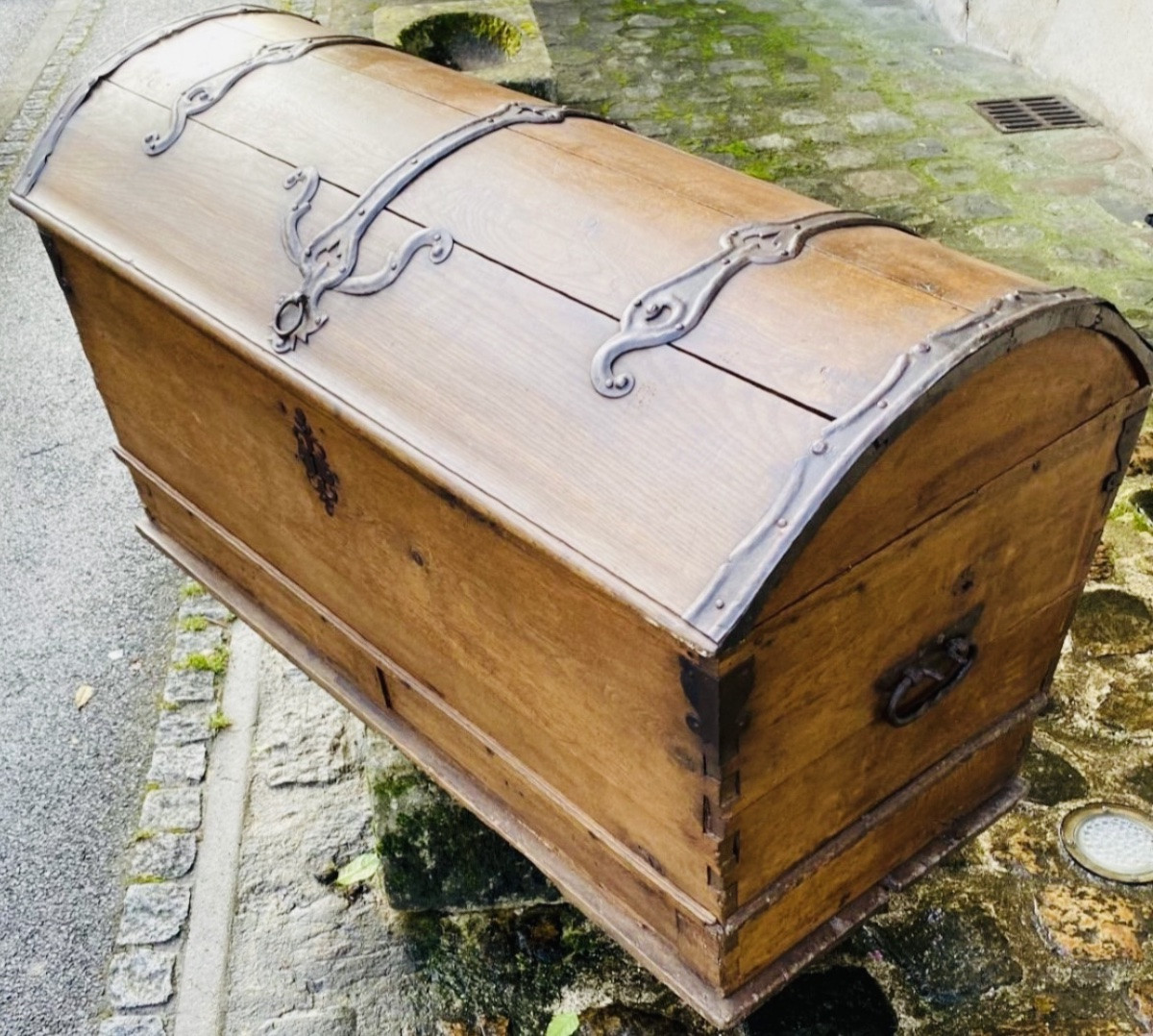 Important Coffre Bombé De Malle Poste ou de diligence en chêne blond Du XVIII Eme Siècle-photo-2