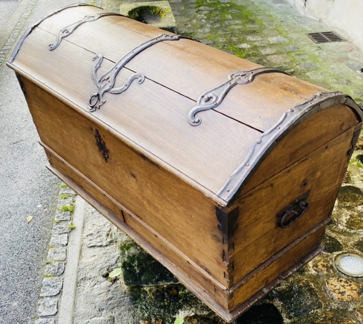 Important Coffre Bombé De Malle Poste ou de diligence en chêne blond Du XVIII Eme Siècle