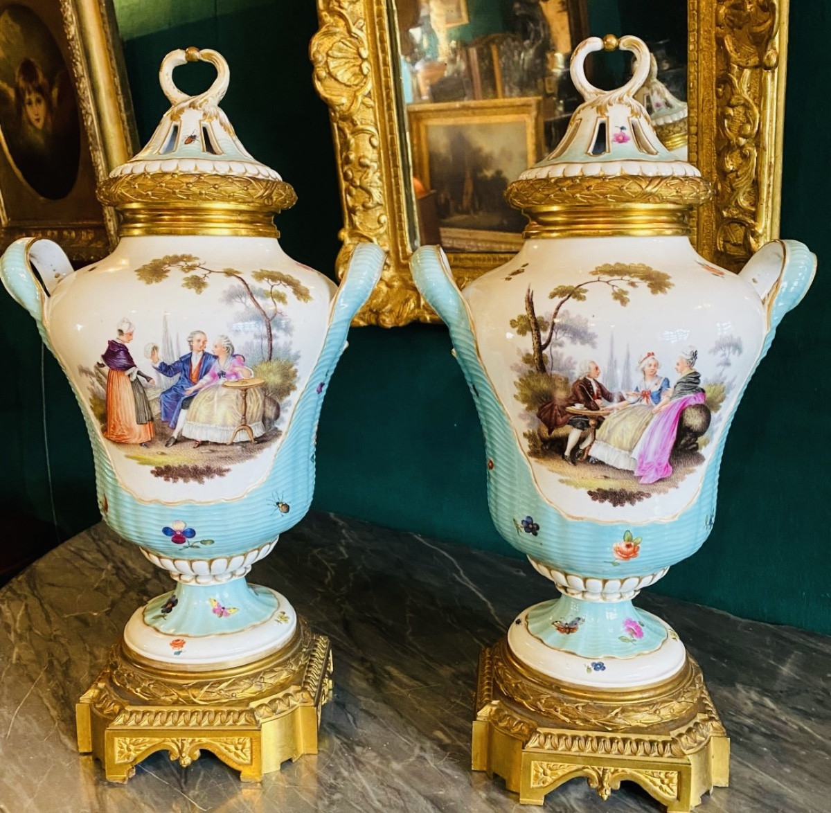 Grande paire de  Pot-pourris à Décor De Scènes Galantes