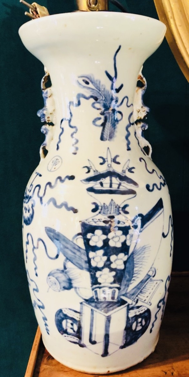 Deux vases blanc bleu de Chine montés en lampes -photo-3