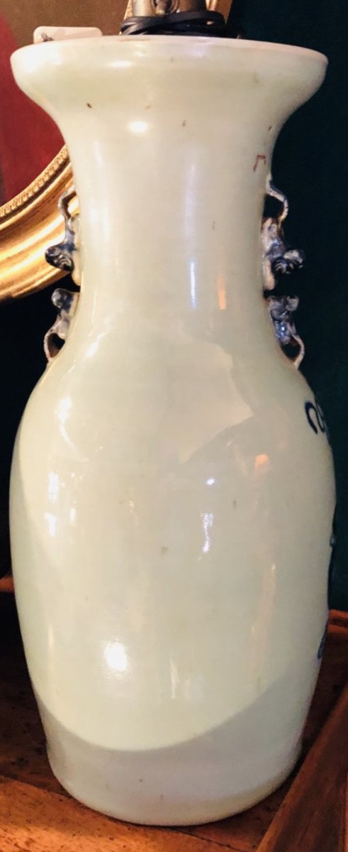 Deux vases blanc bleu de Chine montés en lampes -photo-1