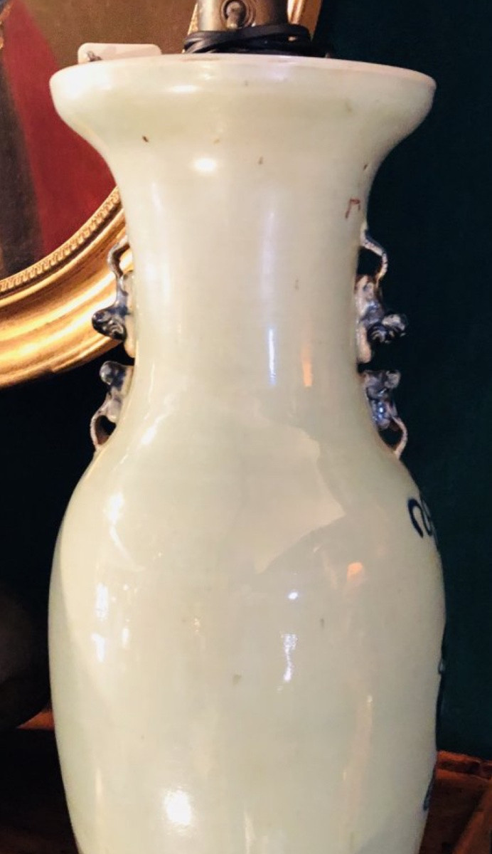 Deux vases blanc bleu de Chine montés en lampes -photo-2