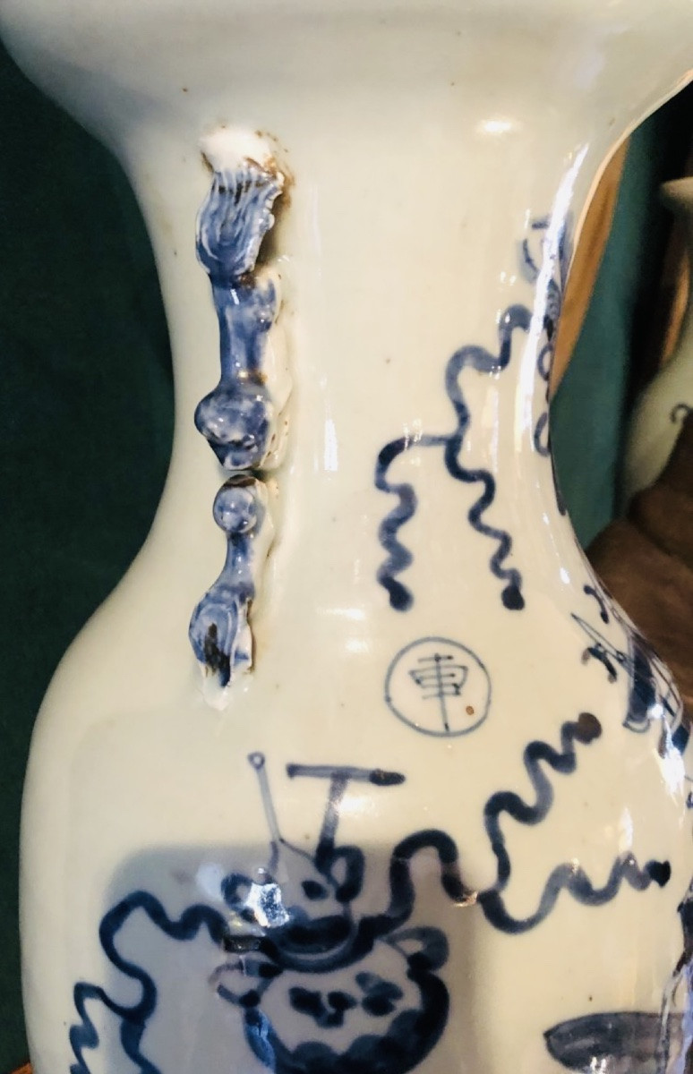 Deux vases blanc bleu de Chine montés en lampes -photo-3
